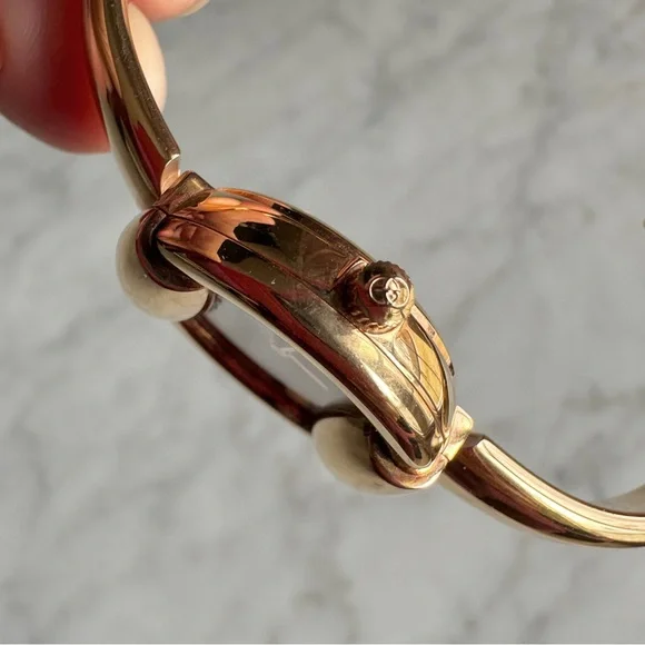 Gucci Gold Cuff Bracelet Watch Mother of Pearl Face Swiss Made 1400 L - Picture 9 of 13